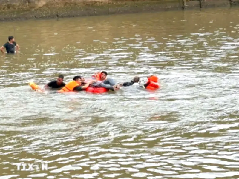 TP.HCM Tìm Thấy 2 Thi Thể Nạn Nhân Dưới Nước Tại Kênh Tàu Hủ