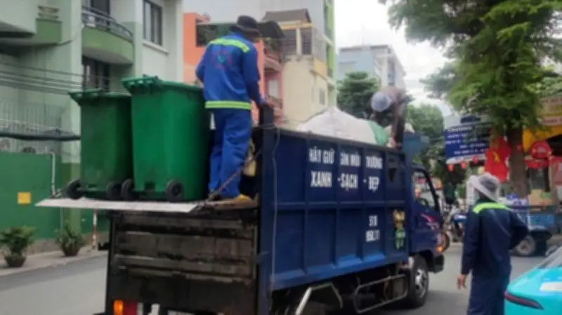 TP.HCM tăng cường thu gom rác xuyên Tết, không để rác tồn đọng