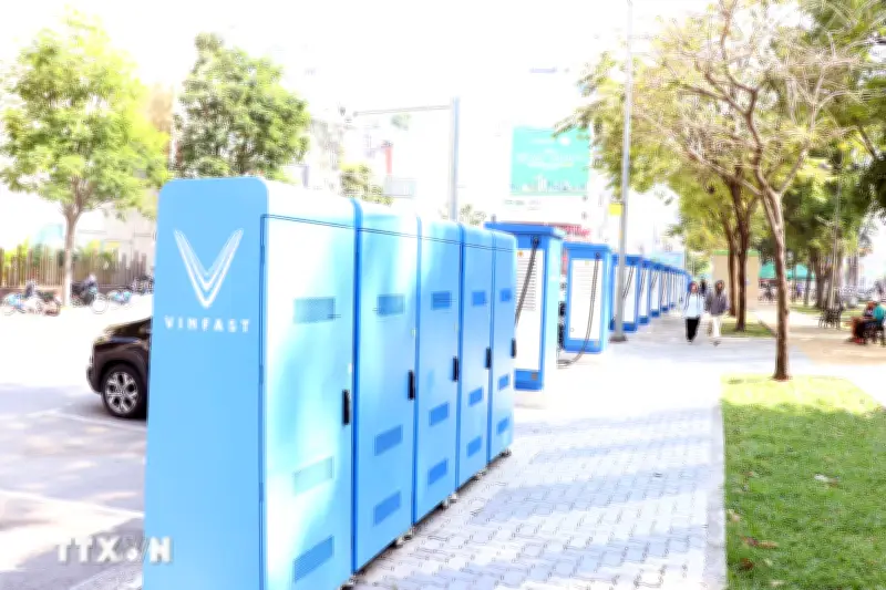 TP.HCM triển khai 52 điểm sạc pin xe máy điện trên vỉa hè
