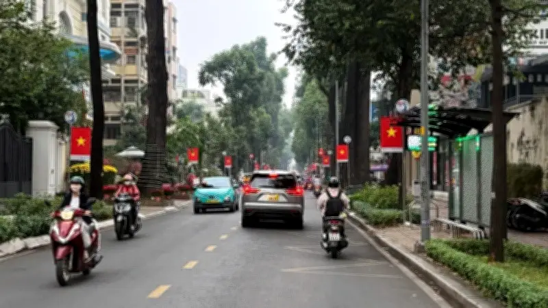 TP.HCM triển khai đường cờ và đường hoa, tạo không gian đô thị trang nghiêm và xanh sạch