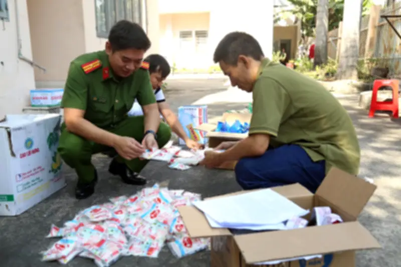 TP.HCM triệt phá đường dây sản xuất hàng giả quy mô lớn, thu giữ hàng tấn nguyên liệu