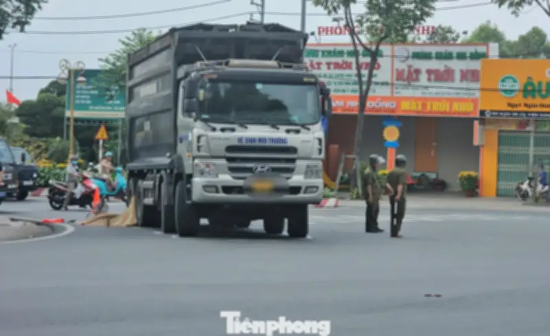 TP.HCM: Xe tải cán chết người phụ nữ đi xe đạp tại phường Bình Dương