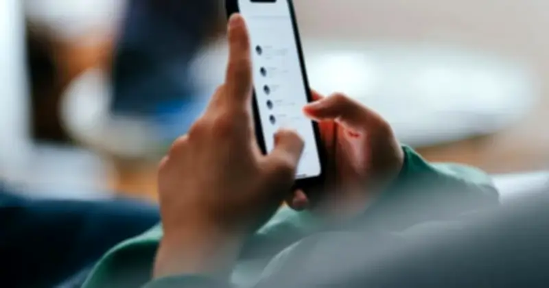 Trẻ em dán mắt vào điện thoại ngày Tết: Thói quen xấu và giải pháp đồng hành từ gia đình