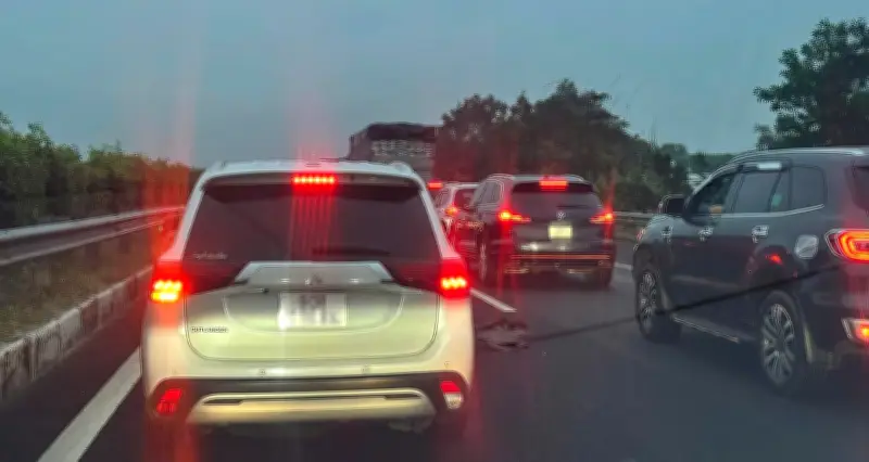 Dòng ô tô ùn tắc kéo dài trên cao tốc TP.HCM - Phan Thiết từ sáng sớm