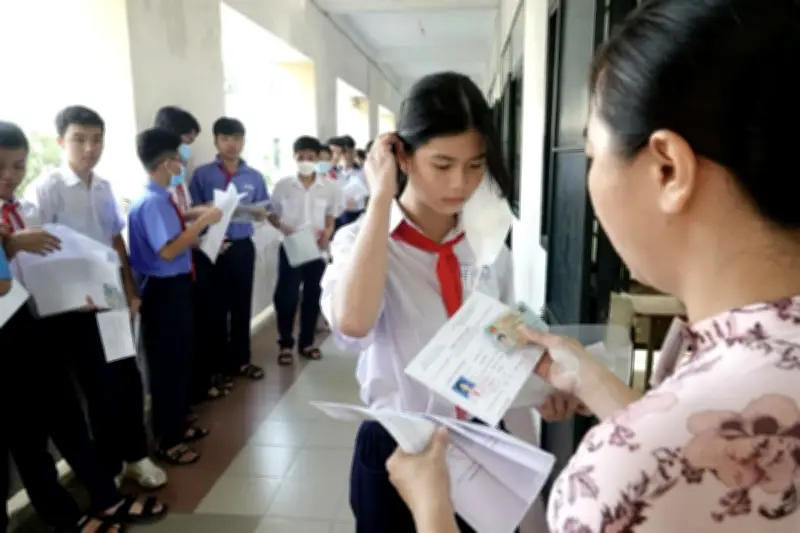 Tranh luận về việc các tỉnh chọn Ngoại ngữ thay Khoa học tự nhiên thi vào 10