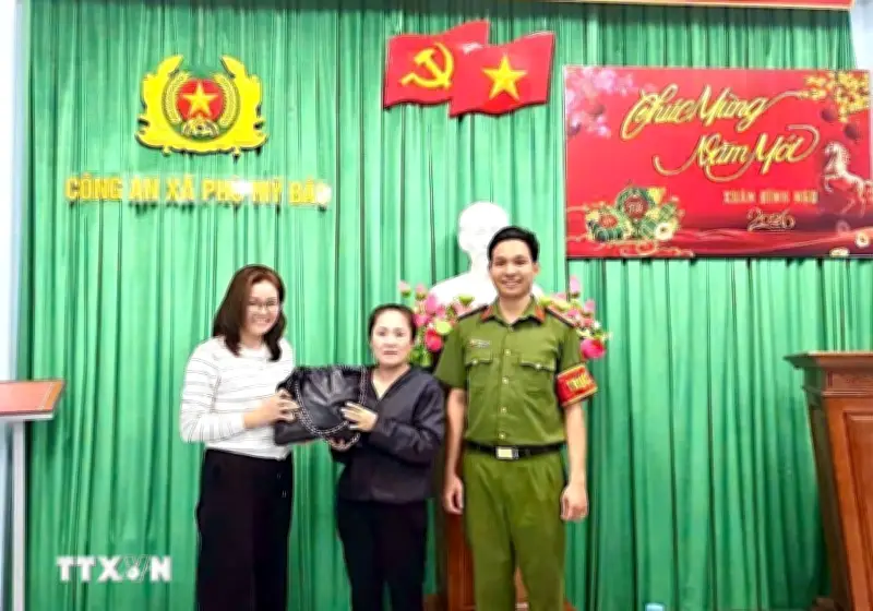 Trao Trả Tài Sản Cho Người Bị Mất: Niềm Vui Lan Tỏa Trong Những Ngày Cuối Năm