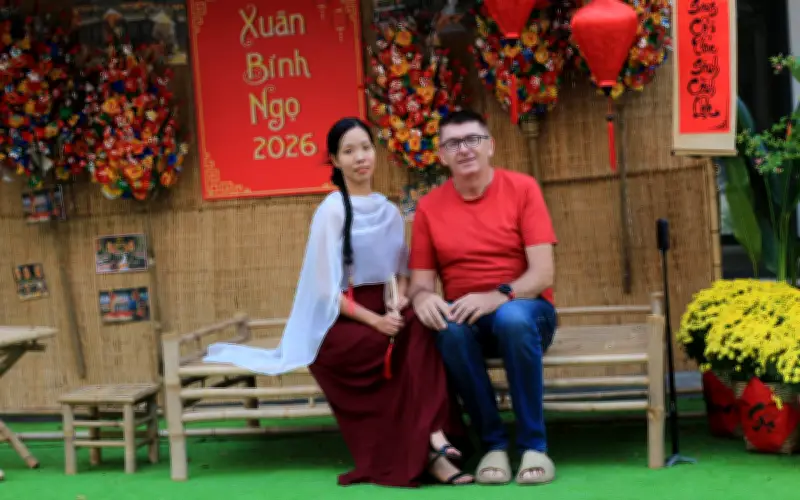 Trải Nghiệm Tết Việt Của Người Nước Ngoài: Từ Sự Tĩnh Lặng Đến Ý Nghĩa Sẻ Chia