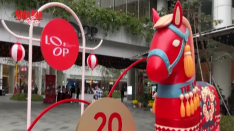 Triển lãm 'Mã đáo thành công' thu hút đông đảo người dân tại hồ Hoàn Kiếm