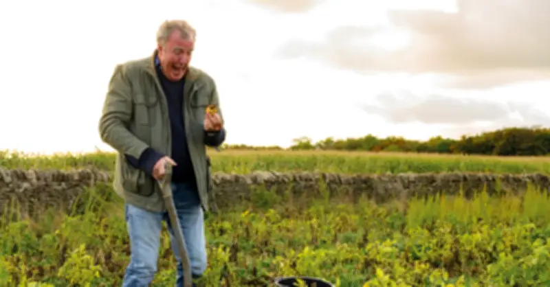 Triệu phú 65 tuổi lái Lamborghini đi cày ruộng, thế giới nhìn lại nghề nông