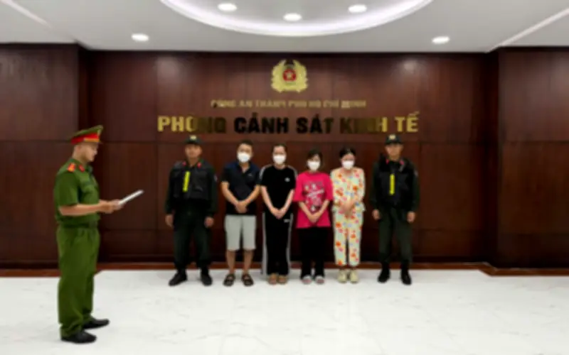 Triệt phá đường dây làm giả hơn 10.000 chai nước hoa thương hiệu Chanel, Burberry, Versace