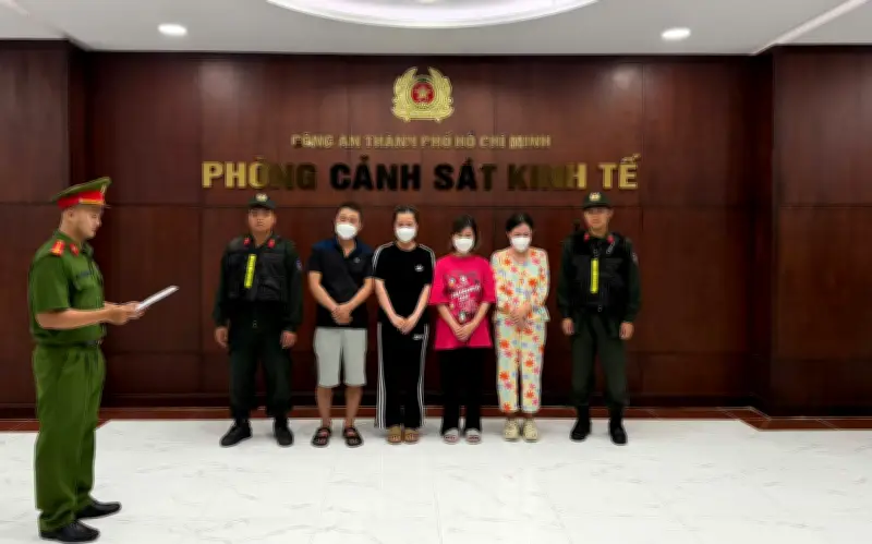 Triệt phá đường dây sản xuất nước hoa giả hàng chục ngàn chai tại TP.HCM