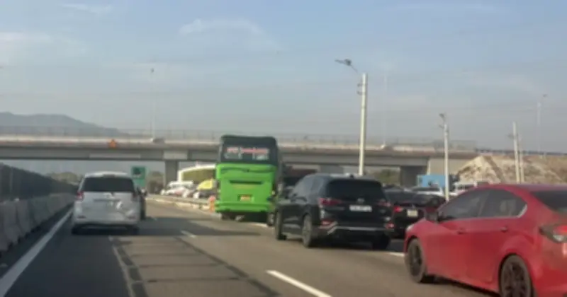 Trạm Dừng Nghỉ Cao Tốc 'Thất Thủ' Sau Tết: Hàng Dài Ùn ứ, Nguy Cơ Tai Nạn Liên Hoàn