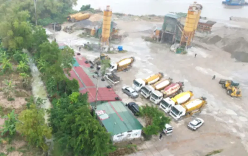 Trạm trưởng bê tông Ninh Bình bị khởi tố vì đổ trái phép hơn 113 tấn chất thải