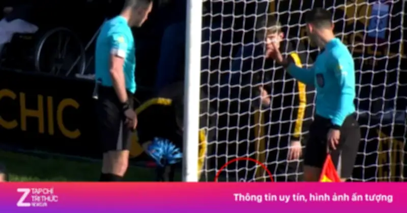 Trận Burton vs West Ham FA Cup bị gián đoạn liên tục vì lưới rách và sự cố y tế