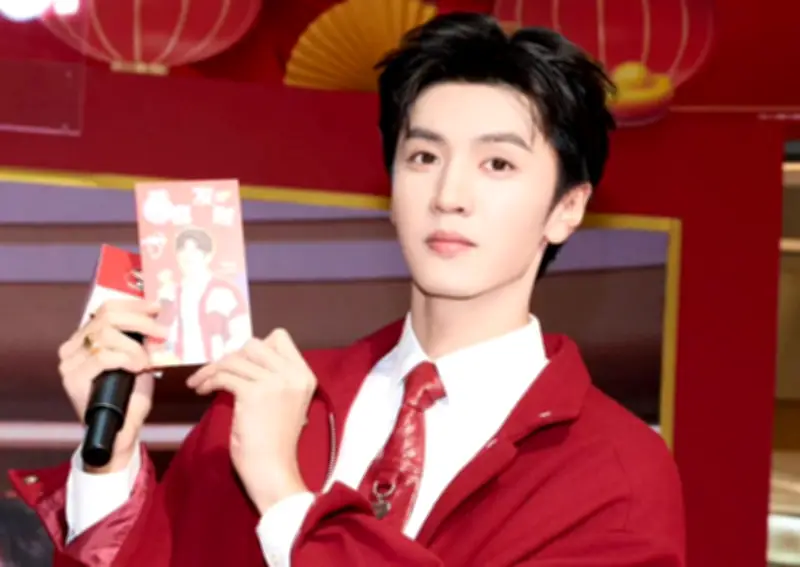 Trần Triết Viễn phát lì xì gần 1 tỷ đồng, Cúc Tịnh Y bất ngờ tham gia chiêu đãi fan