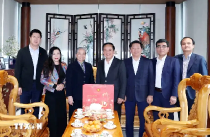 Trưởng Ban Tuyên giáo Trung ương thăm hỏi gia đình các nhân sỹ dịp Tết