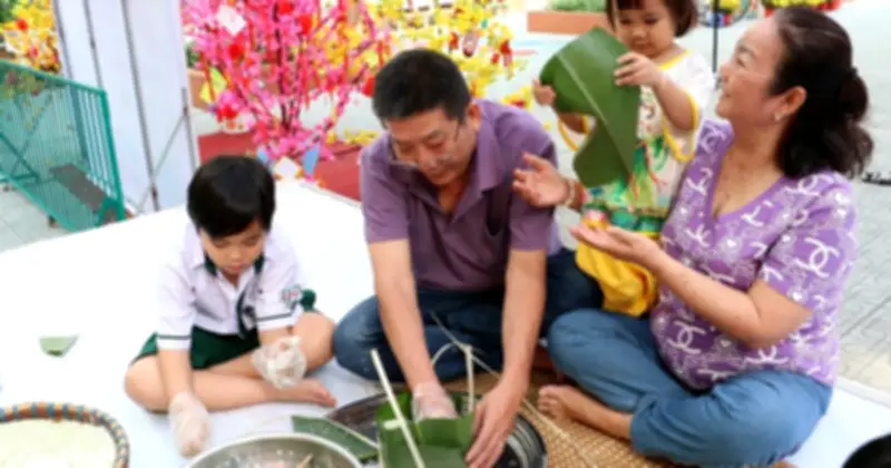 Trường học TP.HCM tái hiện Tết dân gian, kết nối gia đình qua bánh chưng, bánh phục linh