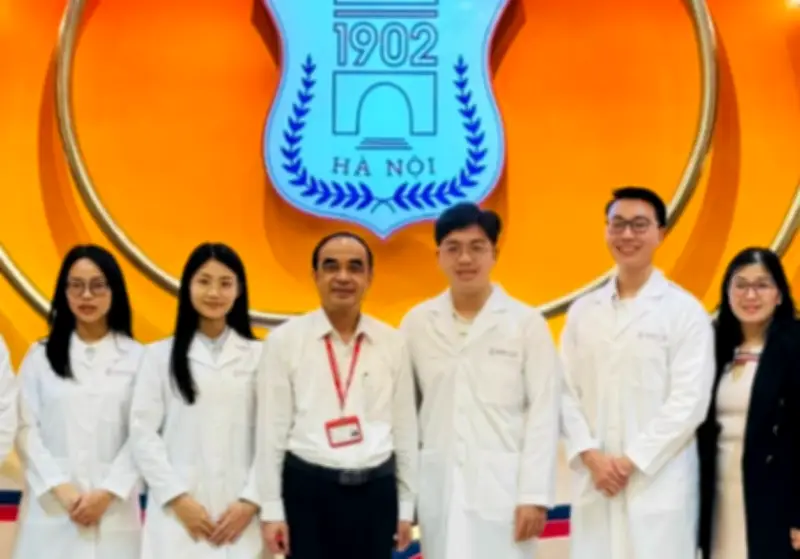 Trường Đại học Y Hà Nội trao áo blouse cho sinh viên, nhấn mạnh sứ mệnh ngành y