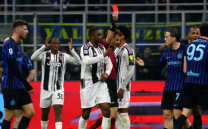 Trọng tài La Penna hứng chịu đe dọa sau thẻ đỏ gây tranh cãi cho Juventus