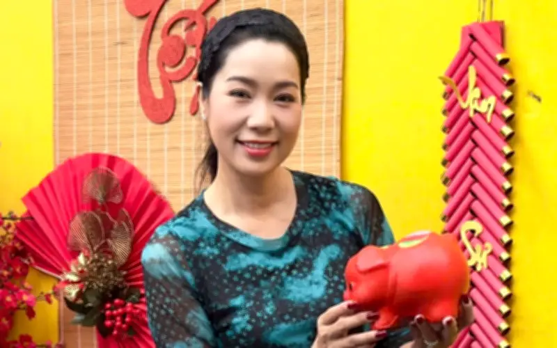 Trịnh Kim Chi tái hiện Tết xưa với tiểu cảnh quầy tạp hóa và nấu bánh chưng