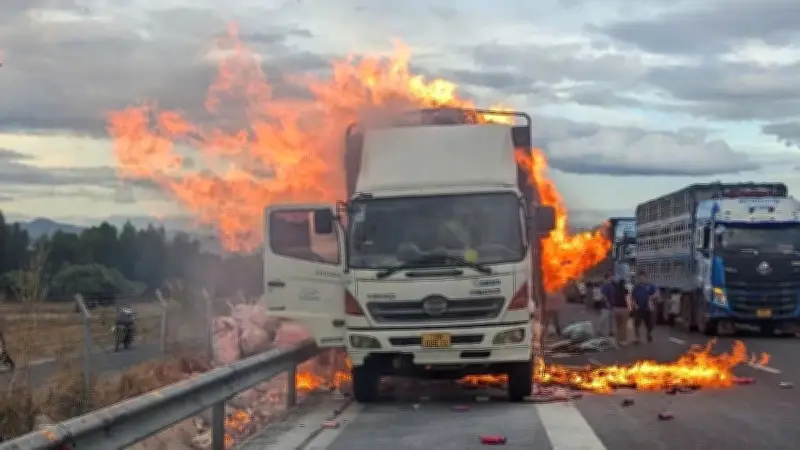 Xe tải bốc cháy dữ dội trên cao tốc Vĩnh Hảo-Phan Thiết, nhiều tài xế hỗ trợ dập lửa