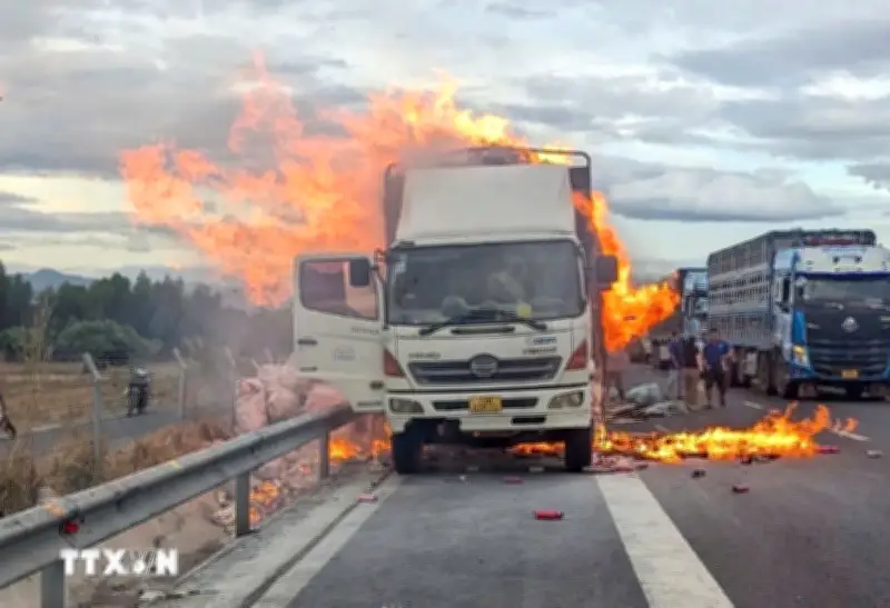 Xe tải bốc cháy dữ dội khi đang lưu thông trên cao tốc Vĩnh Hảo - Phan Thiết