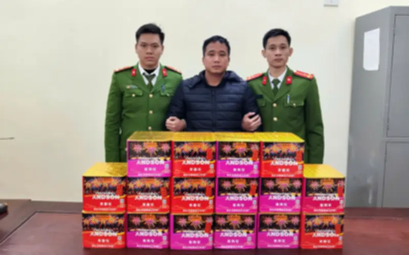 Tài xế xe container bị bắt khi tàng trữ và buôn bán pháo lậu trên quốc lộ