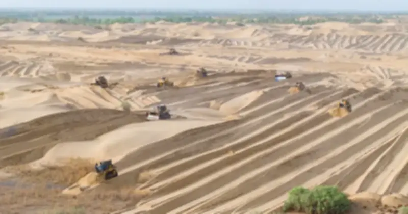 Trung Quốc Biến Sa Mạc Taklamakan Thành 'Bể Chứa Carbon' Nhờ Sáng Kiến Xanh