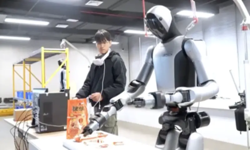 Trung Quốc huấn luyện robot hình người: 'Bảo mẫu' lặp động tác 300 lần để robot học