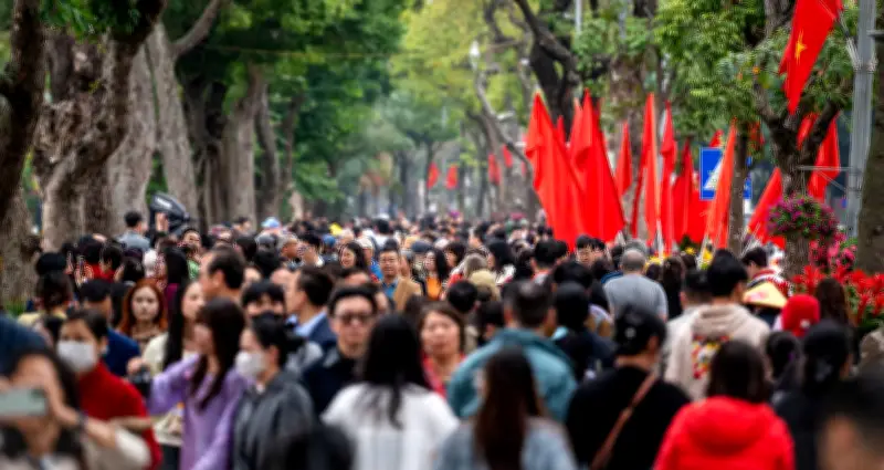 Trung tâm Hà Nội kẹt cứng người đông nghịt trong những ngày đầu năm mới