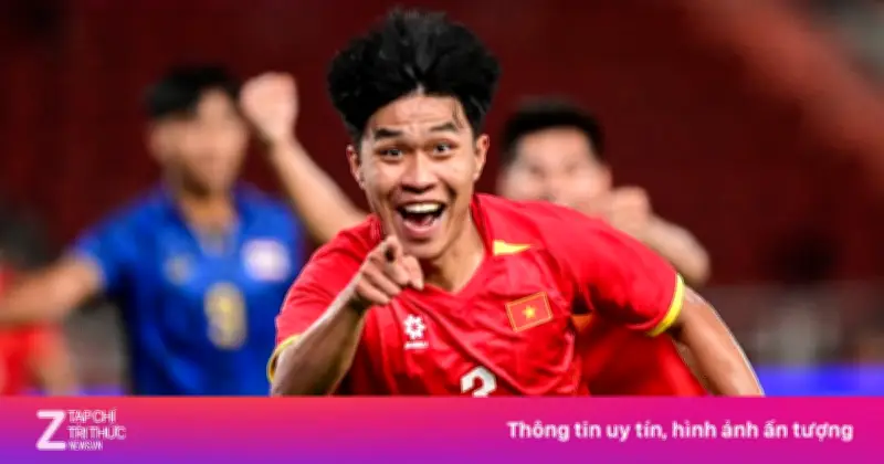 Trung vệ Phạm Lý Đức đón tuổi 23, Trung Kiên chúc mừng 'lầy lội' và tin đồn tình cảm với xạ thủ