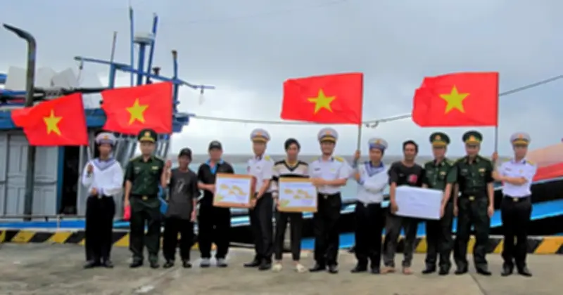 Quân dân đảo Trường Sa trao quà Tết thiết thực cho ngư dân Gia Lai