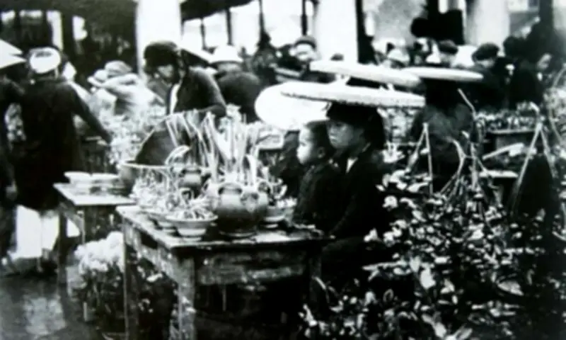 Tết Hà Nội qua trang văn: Thủy tiên, chợ xuân và nét thanh lịch xưa