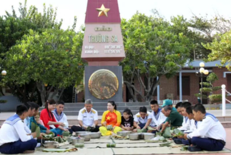 Tết ấm áp nơi đảo xa và biên cương: Bánh chưng Trường Sa, áo mới Lũng Cú
