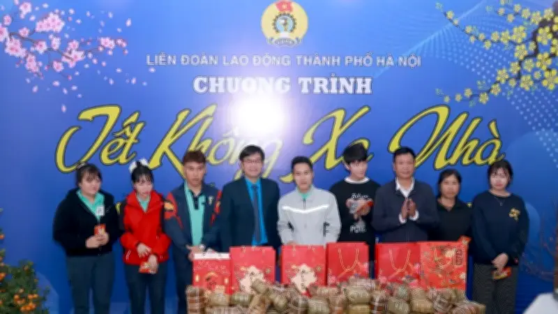 Tết ấm áp tại Hà Nội cho công nhân ở lại làm việc qua chương trình 'Tết không xa nhà'