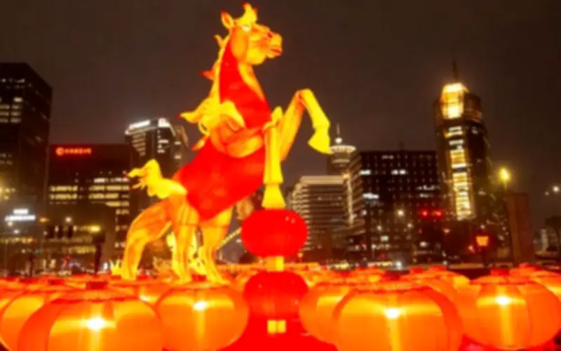 Tết Ngựa Lửa 2026: Không Khí Rực Rỡ Và Làn Sóng Di Chuyển Kỷ Lục