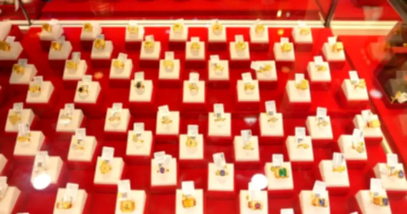 Tết Nguyên Đán 2025: Giá vàng giảm mạnh, người dân phấn khởi mua sắm