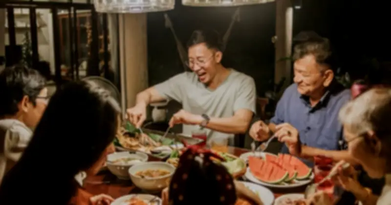 Tết Trung Niên: Áp Lực Và Sự Lựa Chọn 'Lười' Để Tìm Bình Yên