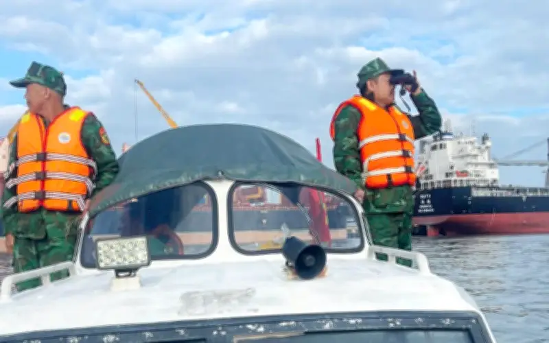 Tàu cá Nghệ An đâm đá ngầm chìm, ba ngư dân được cứu kịp thời