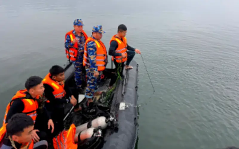 Tàu chở khách chìm trên hồ Thác Bà: 5 người mất tích, lực lượng cứu hộ khẩn trương tìm kiếm