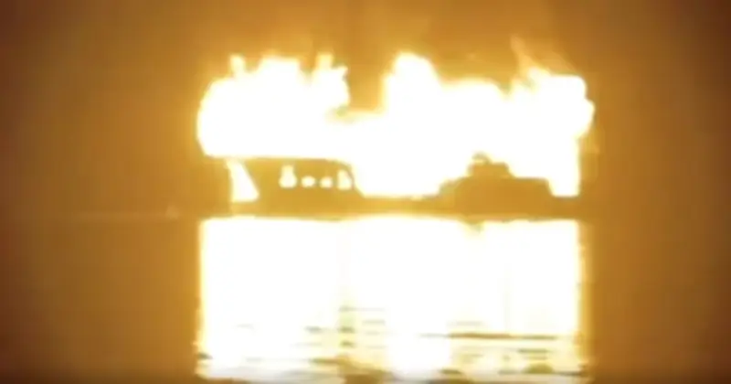 Tàu du lịch bốc cháy dữ dội trên Vịnh Hạ Long, 41 người thoát nạn an toàn