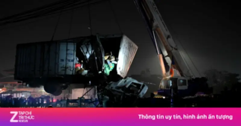 Tàu Hỏa Húc Văng Xe Tải Trong Đêm Ở Hà Nội, Đầu Máy Hư Hỏng Nặng