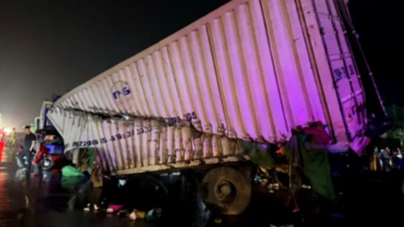 Tàu hỏa đâm thẳng xe tải tại Hà Nội, một người tử vong và một người bị thương nặng