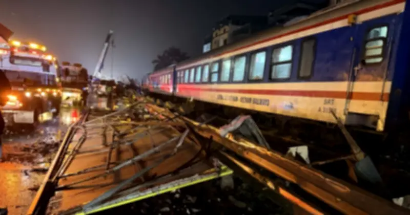 Tàu hỏa vò nát xe tải ở Hà Nội, tài xế tử vong tại chỗ