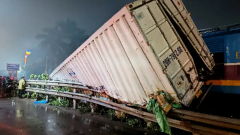 Tàu hỏa va chạm xe container ở Hà Nội, tài xế mắc kẹt được giải cứu