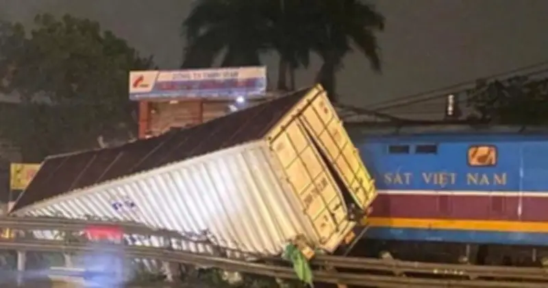 Tàu khách SE3 va chạm xe tải tại Hà Nội, giao thông đường sắt bị gián đoạn