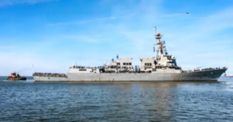 Tàu khu trục Mỹ USS Truxtun va chạm khi tiếp tế trên biển, 2 người bị thương nhẹ