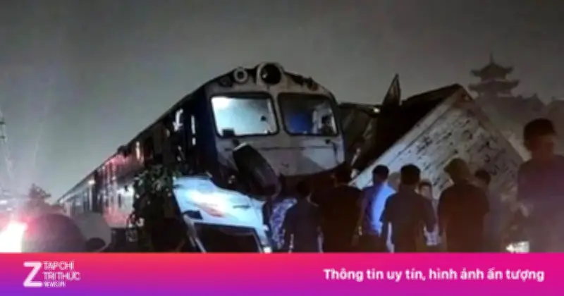 Tàu SE3 húc văng xe tải ở Hà Nội: Tài xế tử vong, đường sắt Bắc - Nam gián đoạn