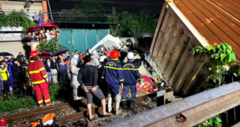 Tàu SE3 đâm ô tô tải ở Hà Nội, nhiều người mắc kẹt trong hiện trường hỗn loạn