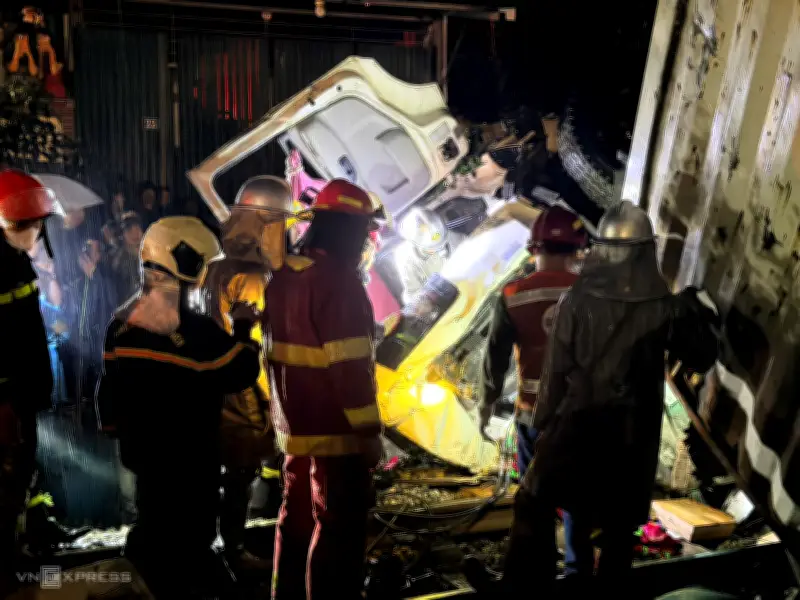 Tàu SE3 tông xe tải tại Hà Nội: Một người tử vong, hiện trường tan hoang